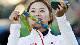 금메달을 들고있는 장혜진 선수 사진 